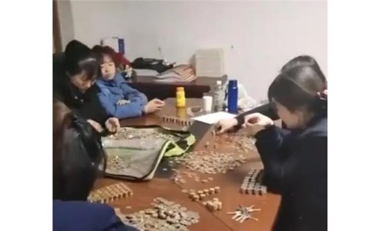 Хятад: Хугацаа хэтэрсэн төлбөрөө 20 мянган ширхэг зоосон мөнгөөр төлжээ