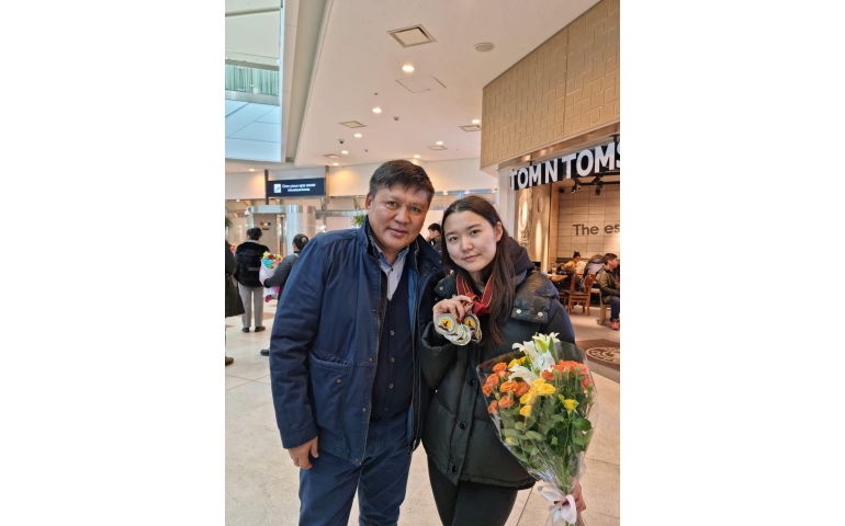 Монгол охин Йелийн их сургуульд мэтгэлцээд 10 медаль хүртжээ