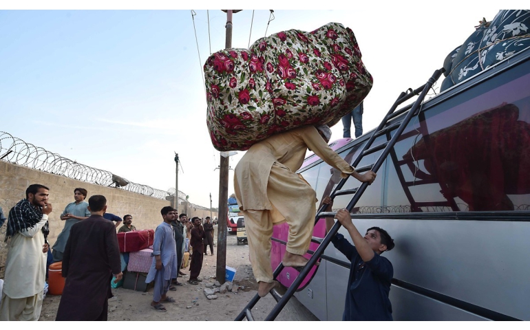 Пакистан: Афганистаны дүрвэгсдийг олон мянгаар нь албадан гаргаж эхлэв
