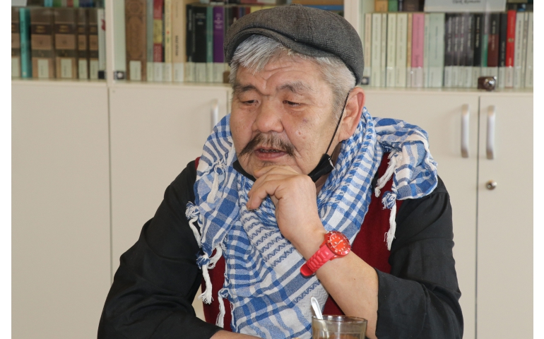 Араб хэлний багш Ё.Алтан: 1981 онд Иракт нууц дадлага хийж, Саддам Хусейний гарыг атгаж явлаа