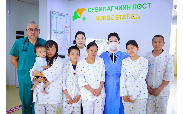 Б.Болдсайхан эмч зүрхний өвчтэй бутан хүүхдүүдийг эмчилж байна